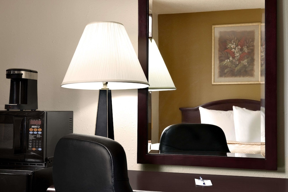Travelodge by Wyndham La Porte/Michigan City Area 30/50