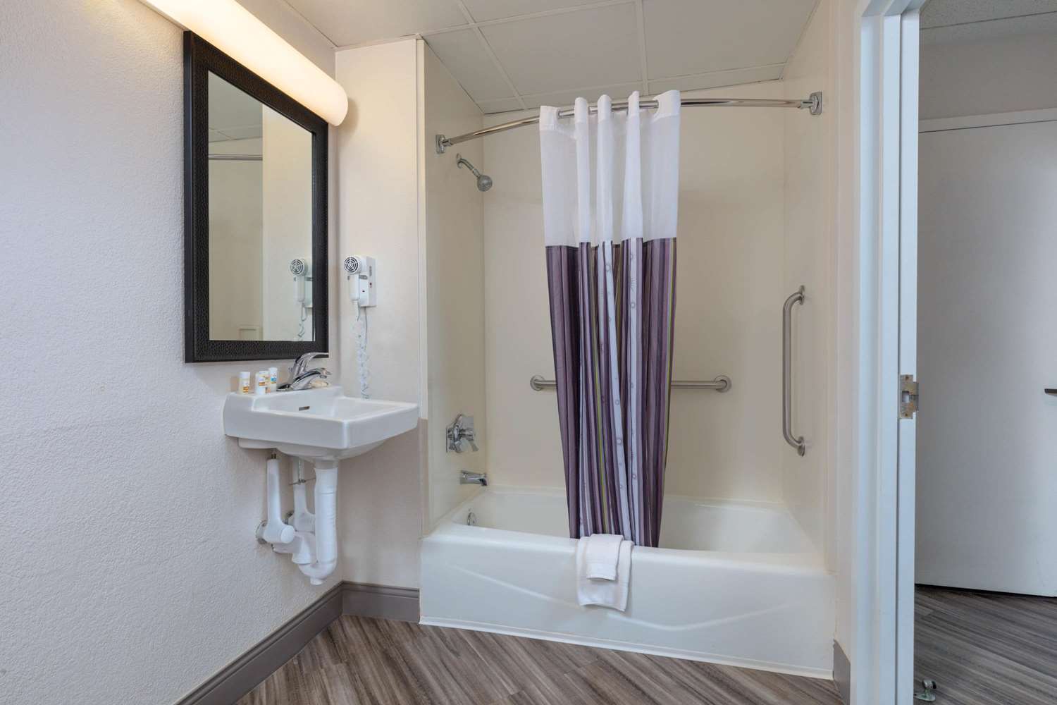 La Quinta Inn & Suites by Wyndham Clifton/Rutherford 50/50