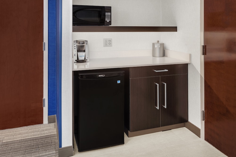 Holiday Inn Express Hotel & Suites South Portland 12/54