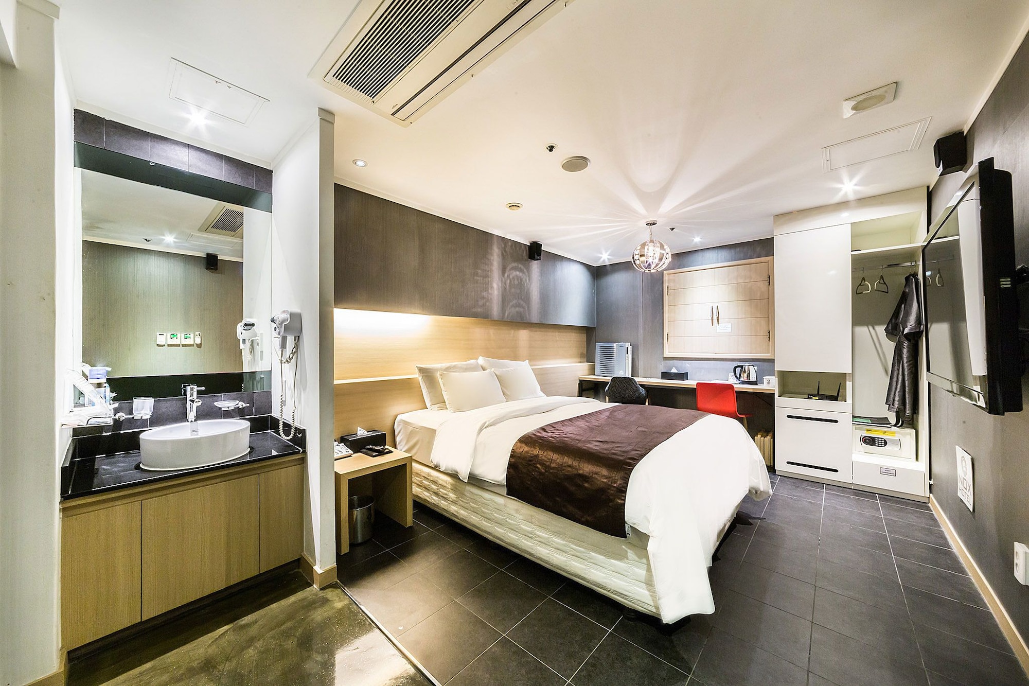 DELUXE, DOUBLE BED