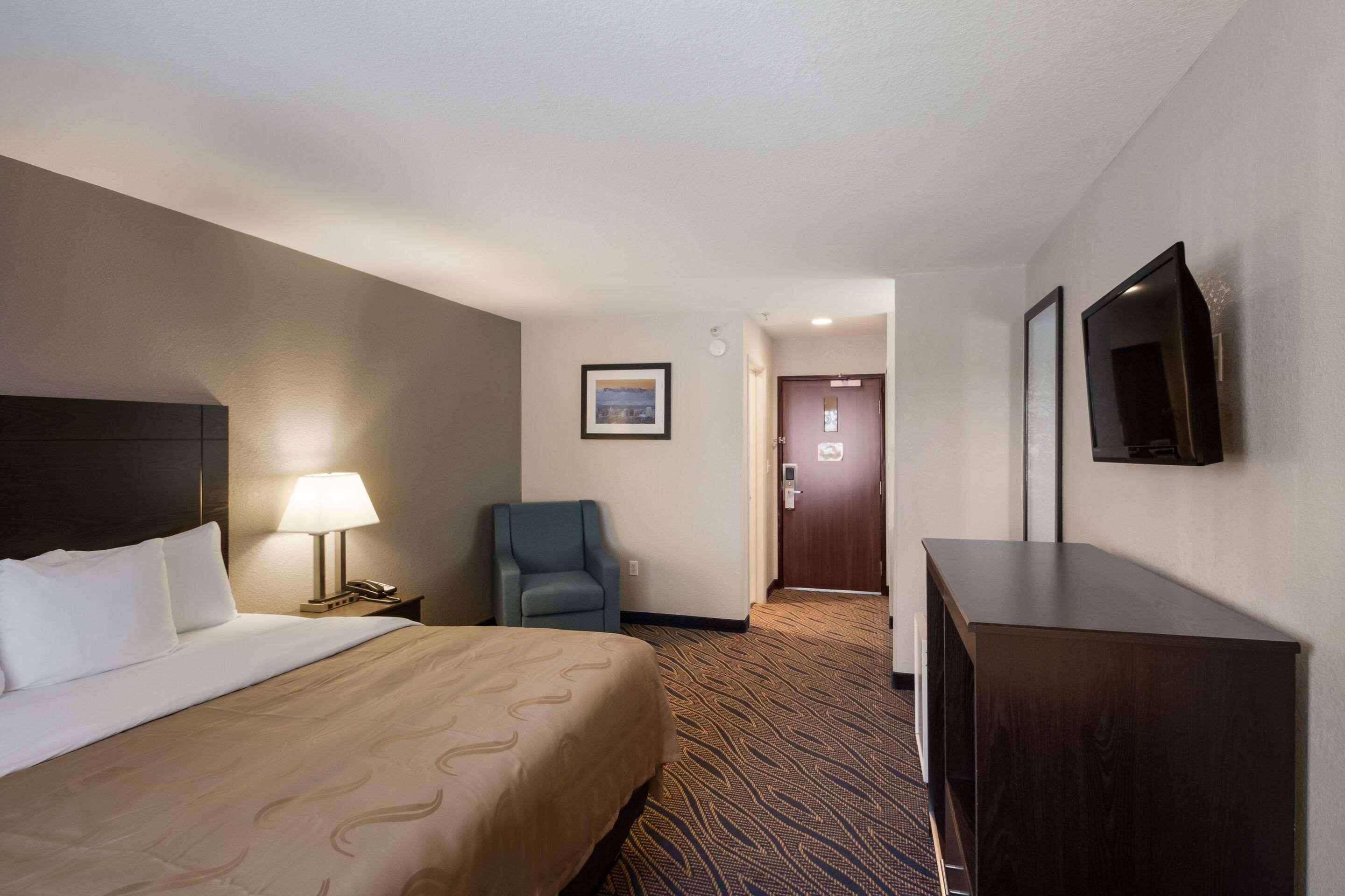 ROOM, KING BED