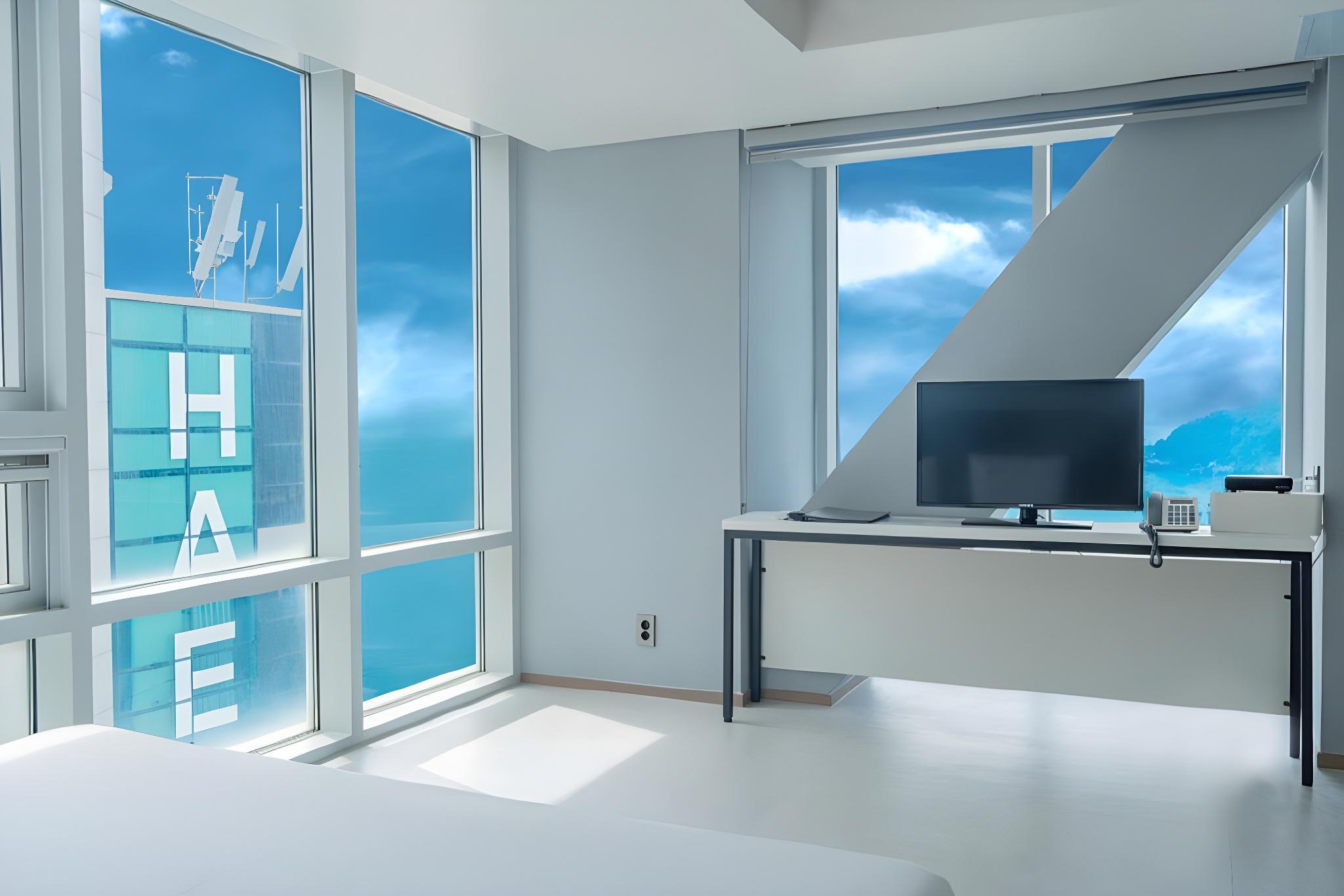Junior Suite, Partial Ocean View, Pool Access, Middle Floor