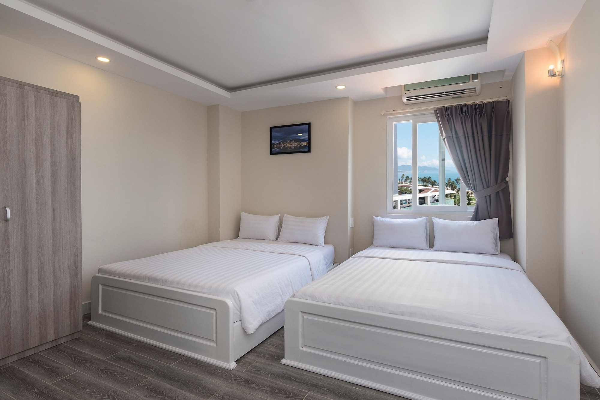 SUPERIOR, QUADRUPLE, 2 DOUBLE BEDS, PARTIAL OCEAN VIEW