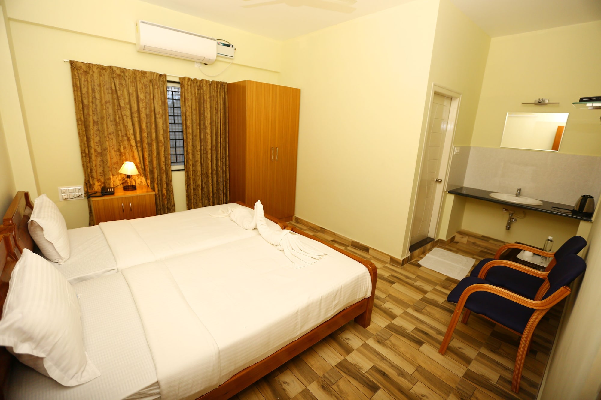 DELUXE, DOUBLE BED