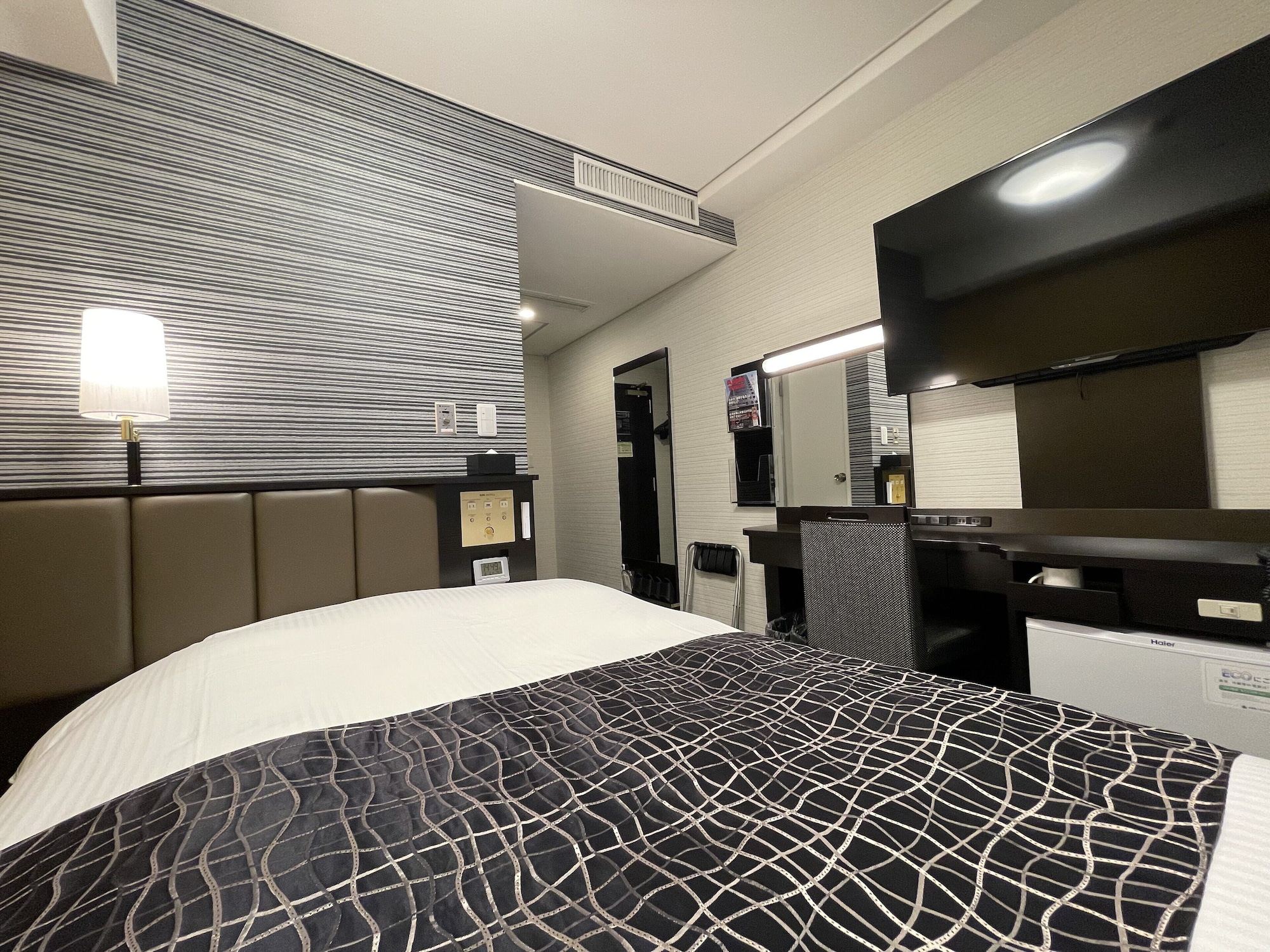 ROOM, DOUBLE BED