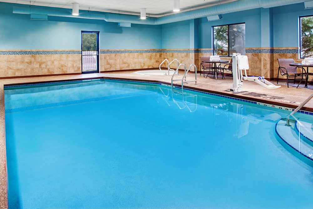 Holiday Inn Express Suites Coralville 31/67