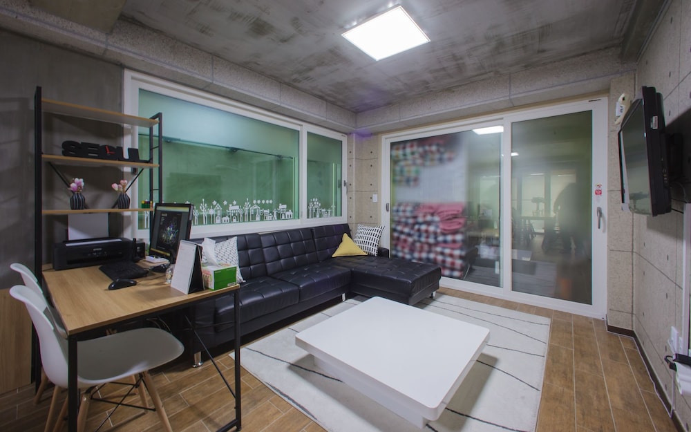 KW Hongdae Line Hostel 21/40