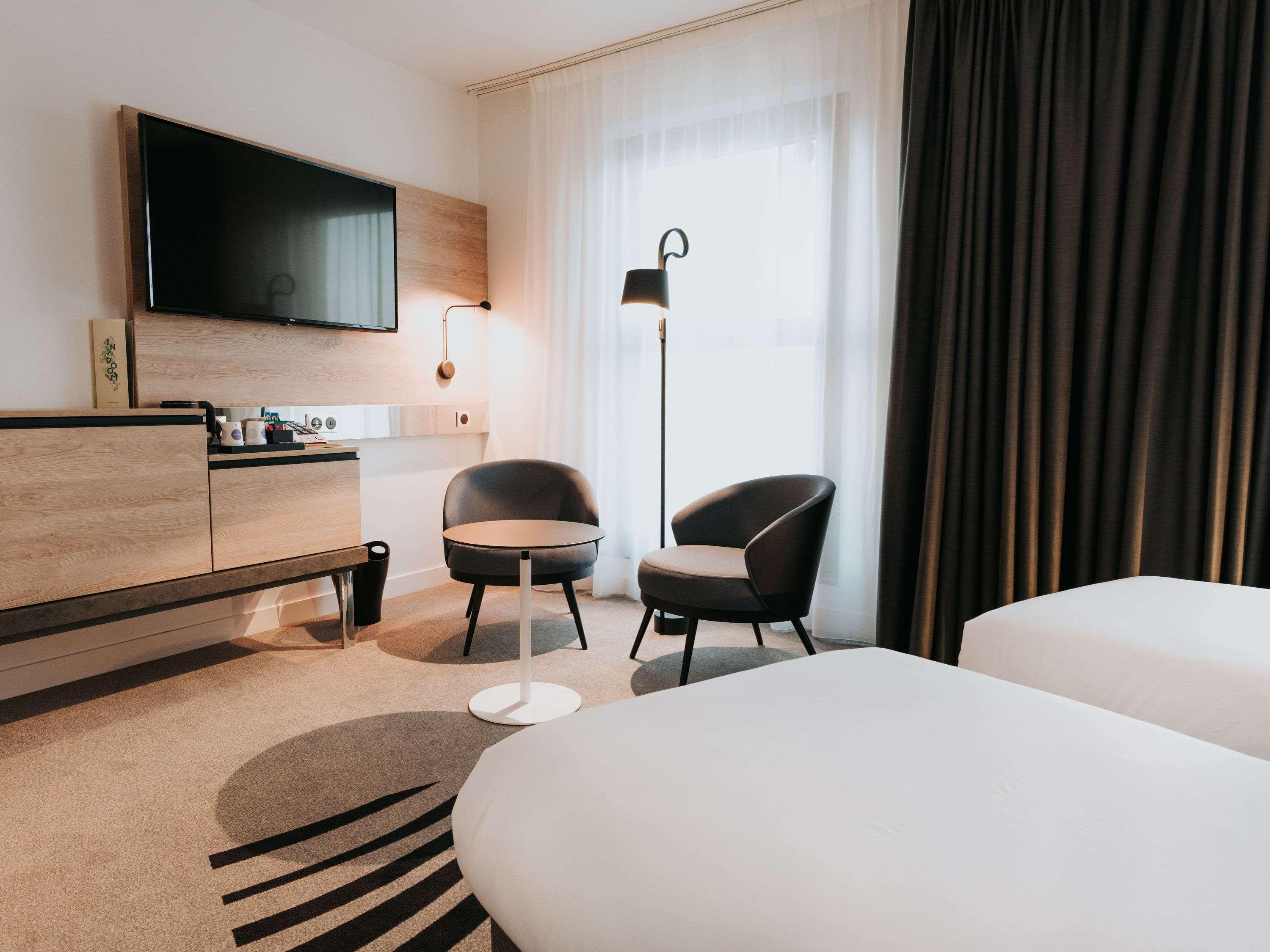SUPERIOR, TWIN BEDS, ACCESSIBLE