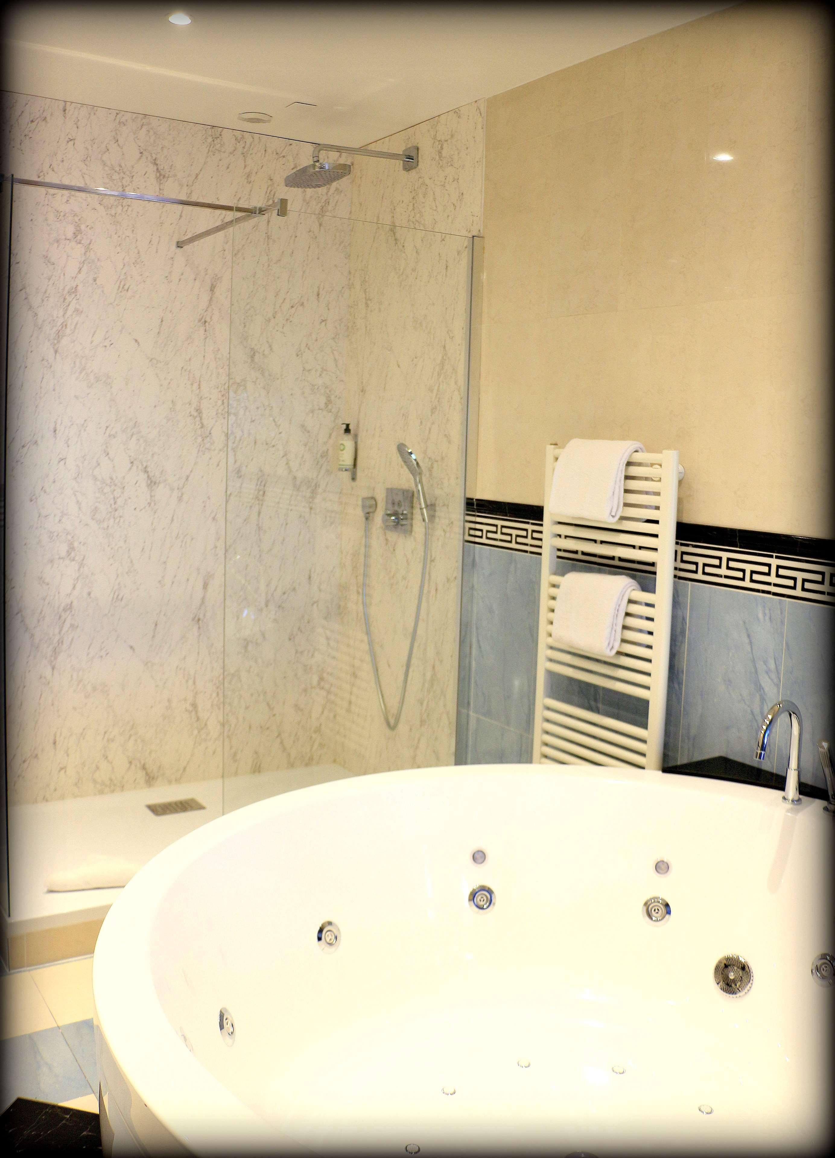 جناح بسرير كوين، Best Western Le Cheval Blanc 3/3