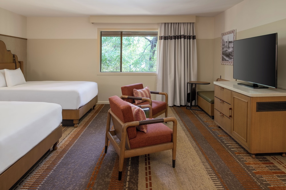 Junior Suite, 2 Queen Beds, Resort View, Sofa
