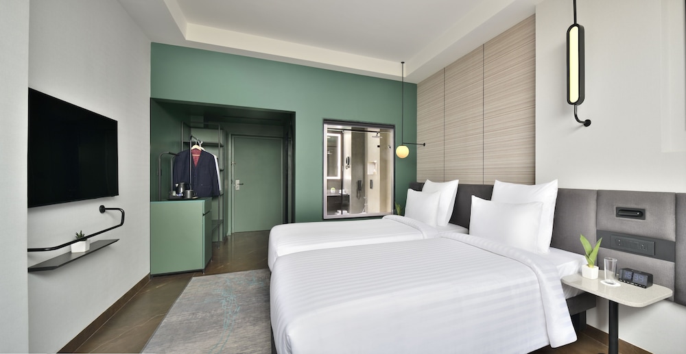 Superior, Twin Beds, City View 4/10
