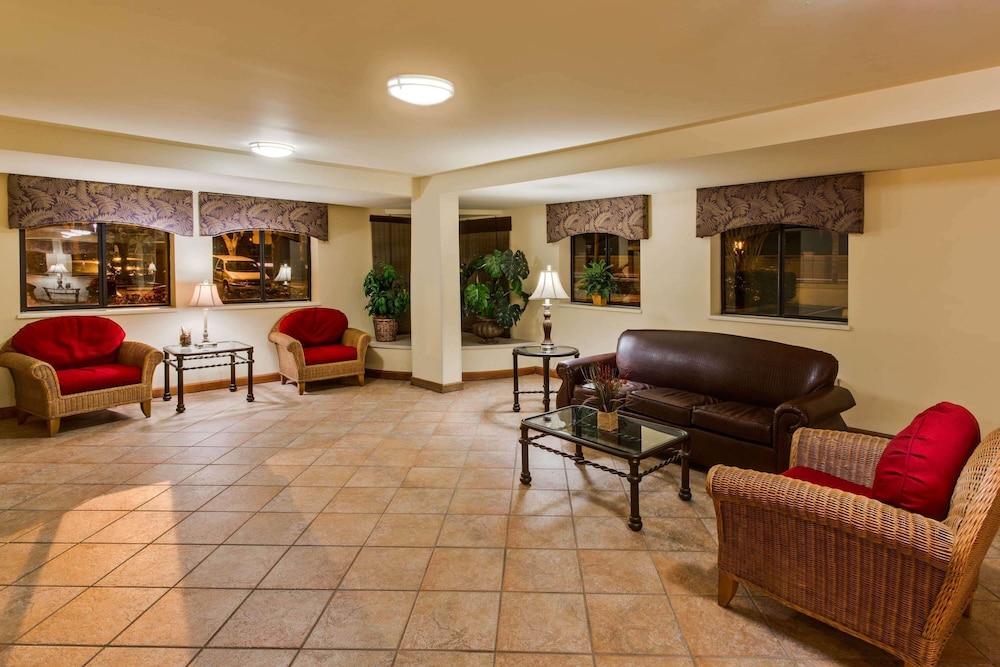 La Quinta Inn by Wyndham Tampa Near Busch Gardens 40/66