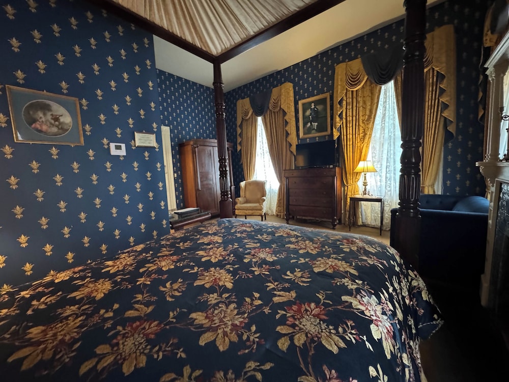 Newman, Queen Bed