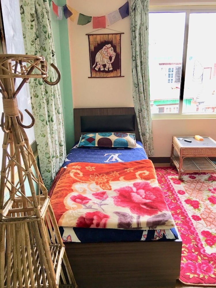 Sara's Backpackers Hotel 24/74