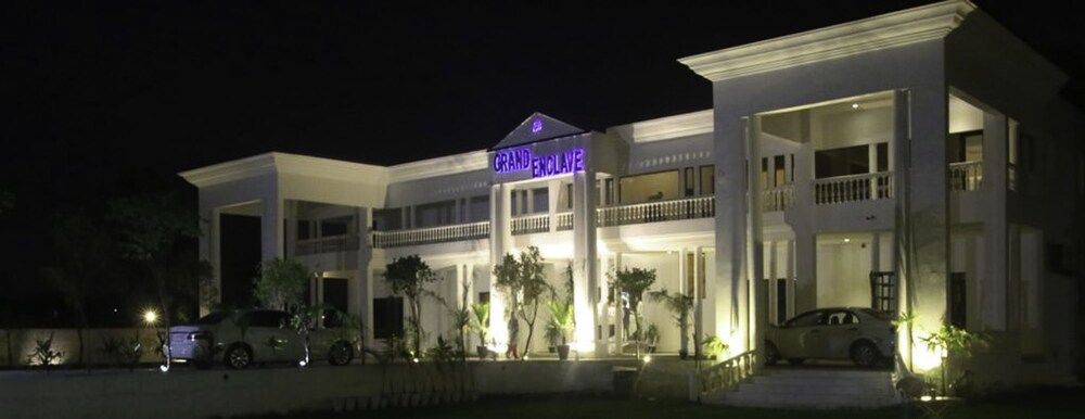 Grand Enclave 3/39
