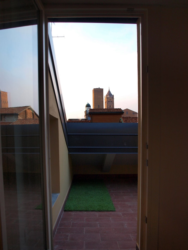 Cosmopolitan Central Rooms 24/36
