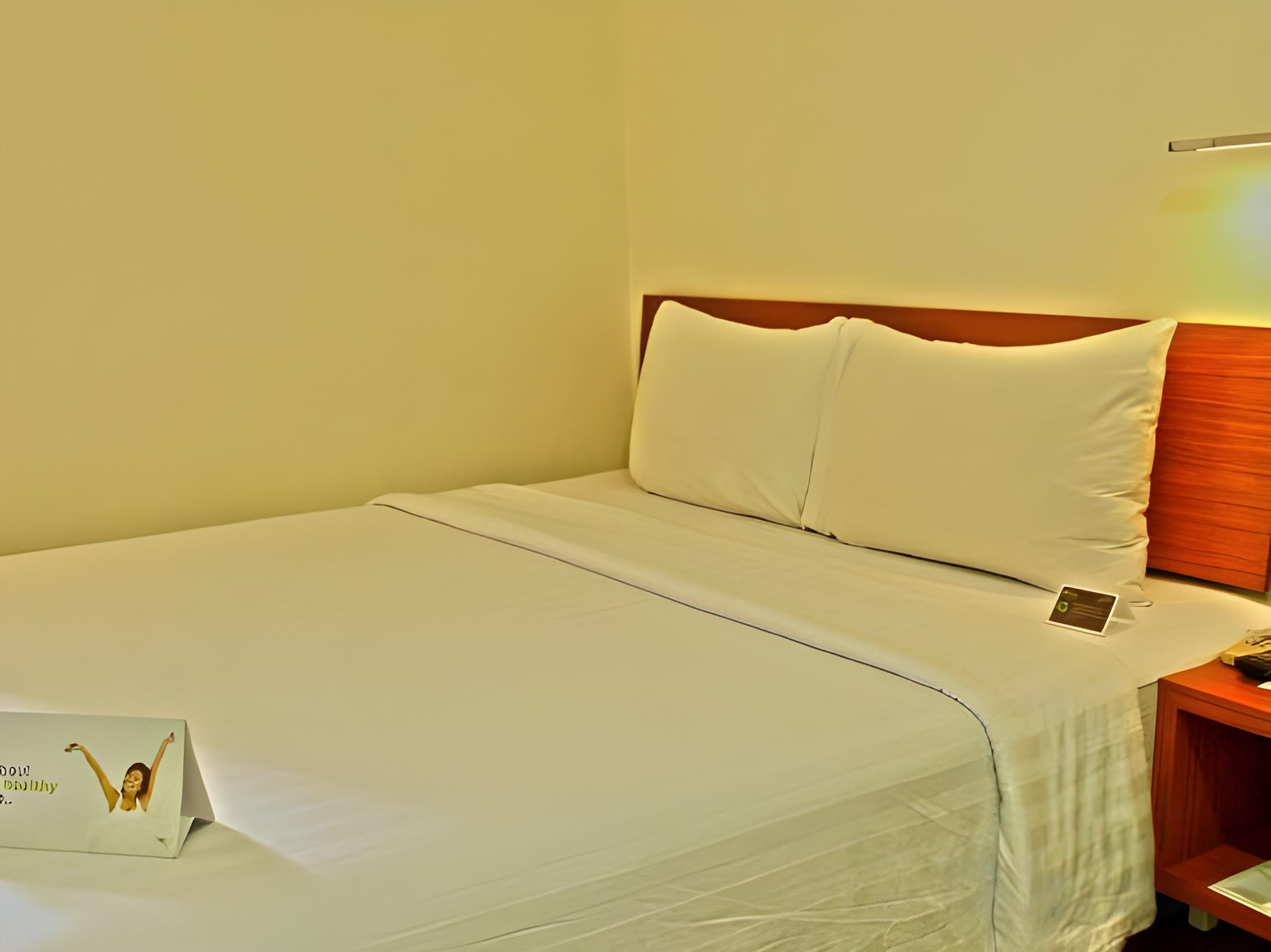 Standard, Queen Bed, No Window