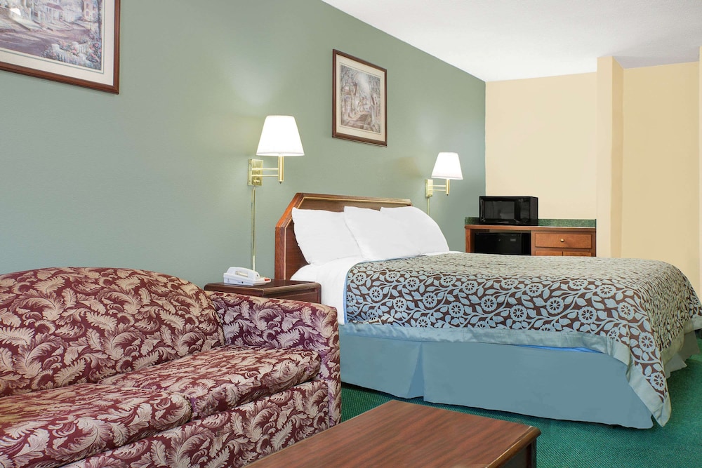 Days Inn by Wyndham Lincoln, AL 28/50