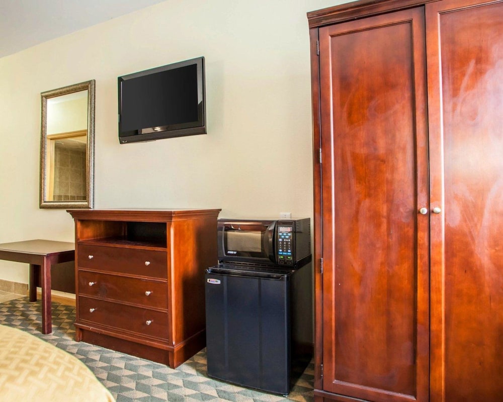 Quality Inn and Suites Ames Conference Center Near ISU Campus 42/48