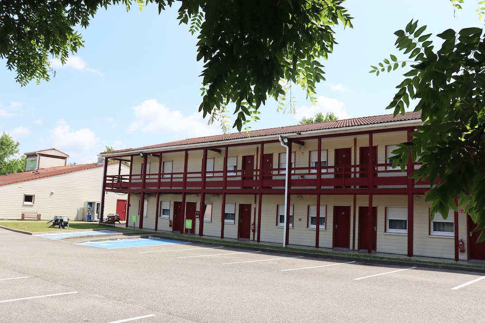 Village Hotel 6/33