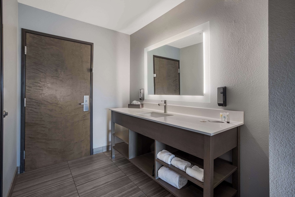 Hotel 28 Boise Airport Ascend Hotel Collection 50/50