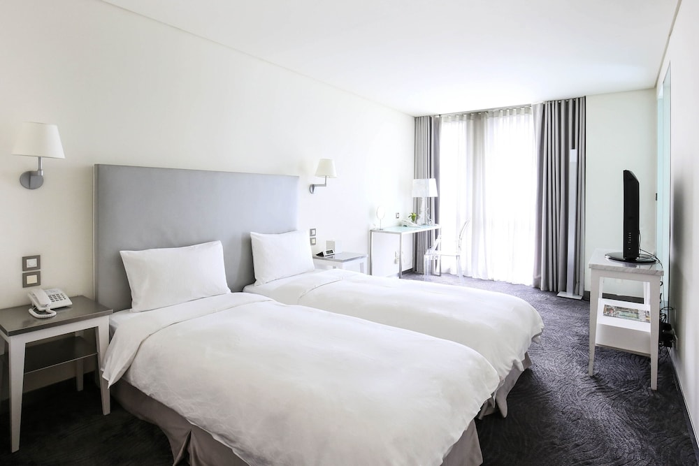 Elite Twin Room, Ambience Hotel 9/12