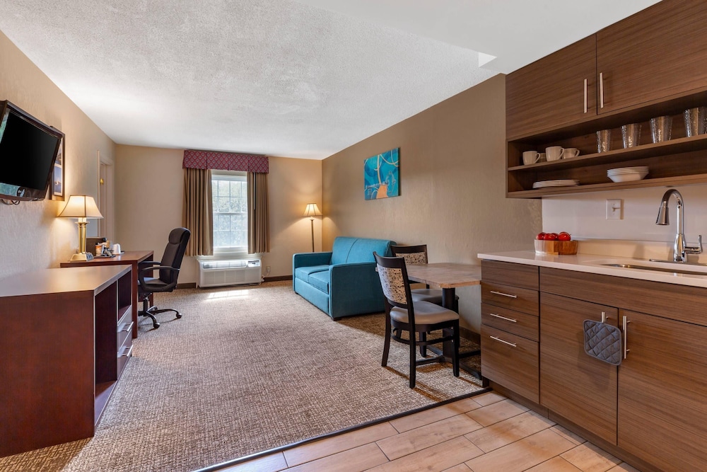 MainStay Suites Foxboro - Mansfield 23/37