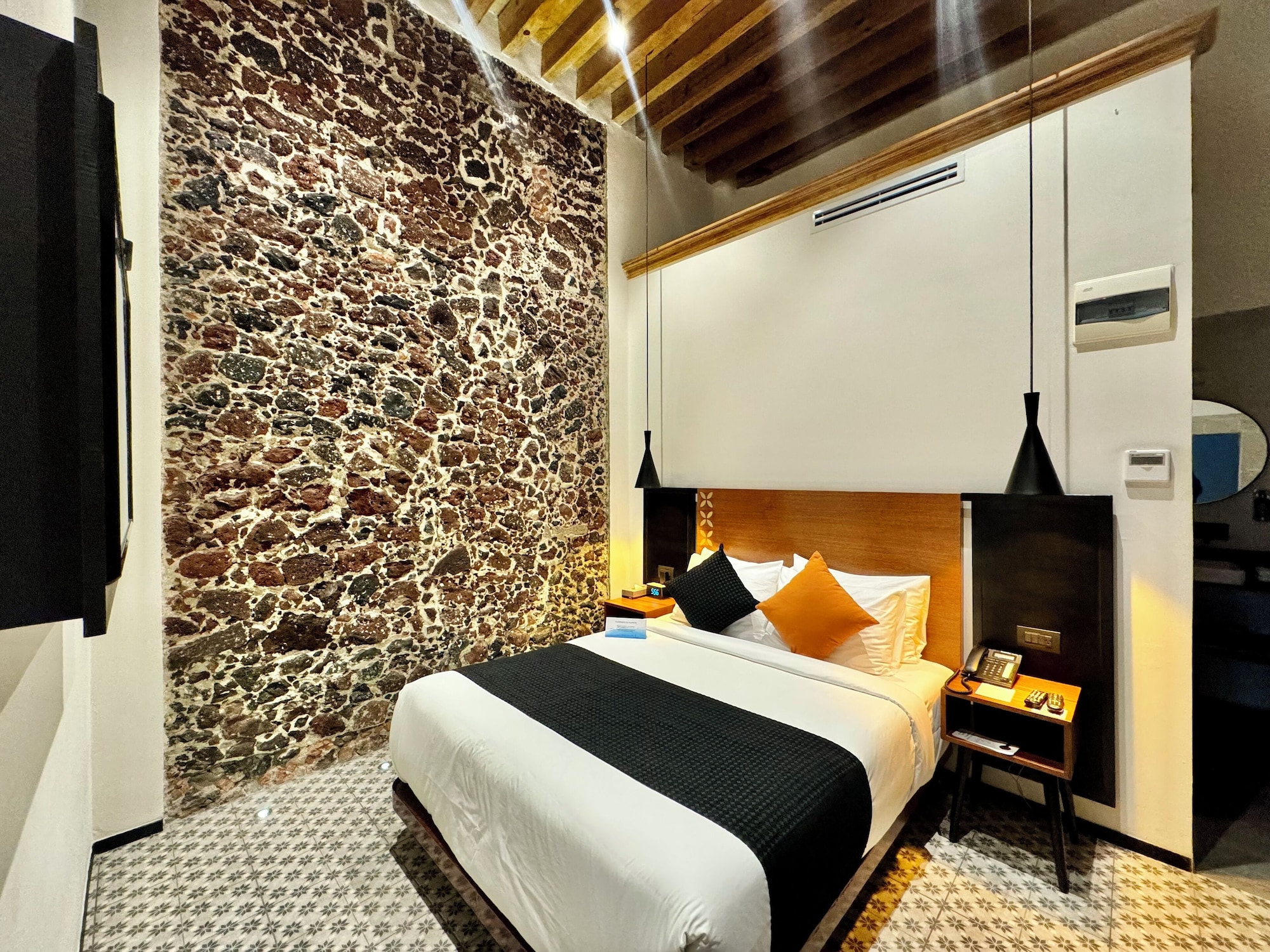 JUNIOR SUITE, QUEEN BED