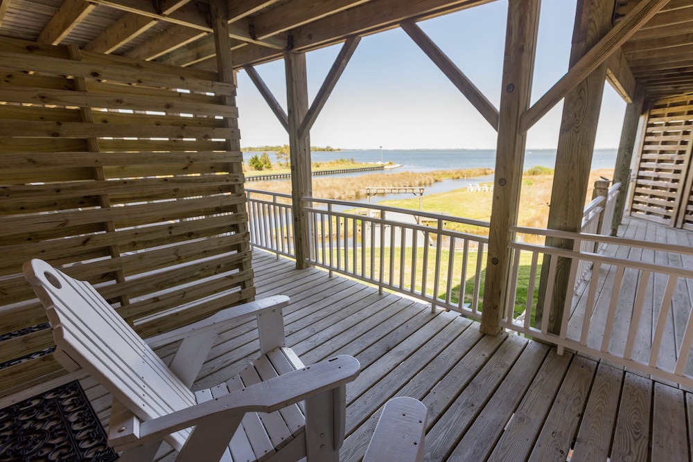 The Burrus House Inn Waterfront Suites 22/50