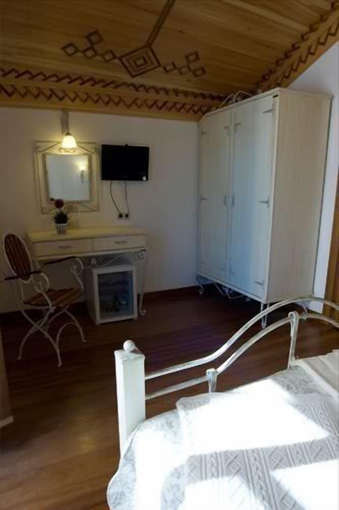 Etrangers Hotel 12/51