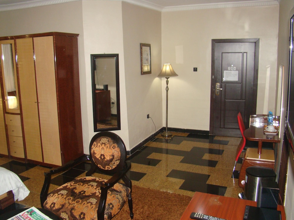 CHARLIE'S PLACE AND SUITES 34/50