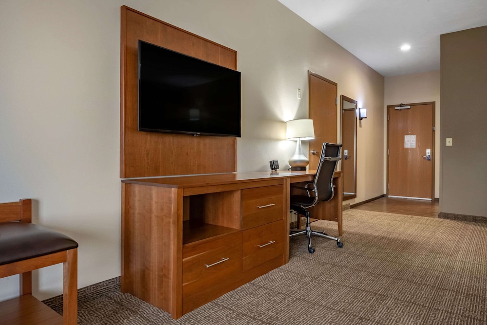 Comfort Suites Hotel and Conference Center, Berlin OH 34/36
