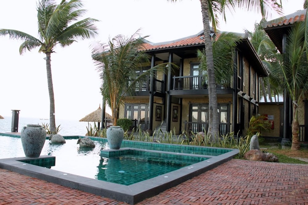 Lotus Village Resort 34/38