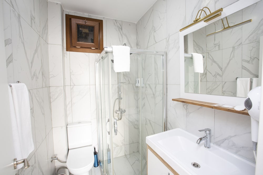 Alemeyn The Taksim Leons Hotel Cafe & Spa 26/28