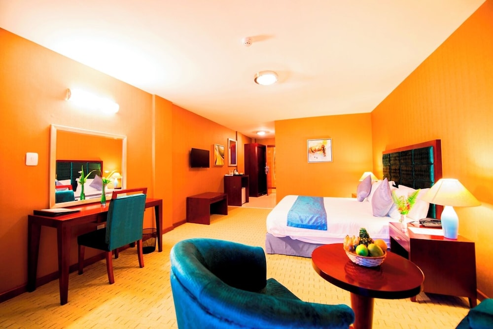 Deluxe, King Bed, Golf Course View, Pool Access