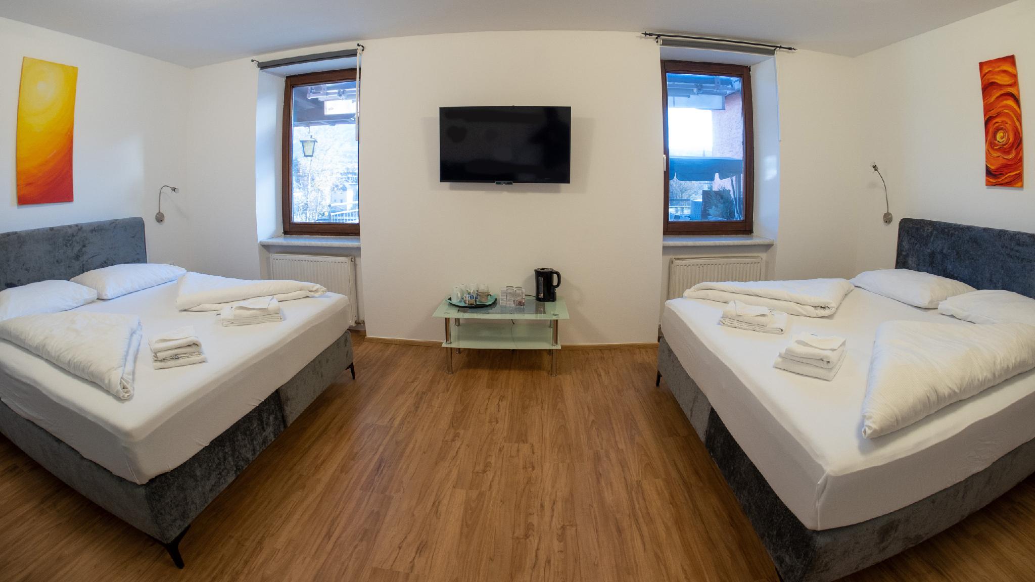 غرفة رباعية بسريرين كوين، Hotel Heimgartl 2/3
