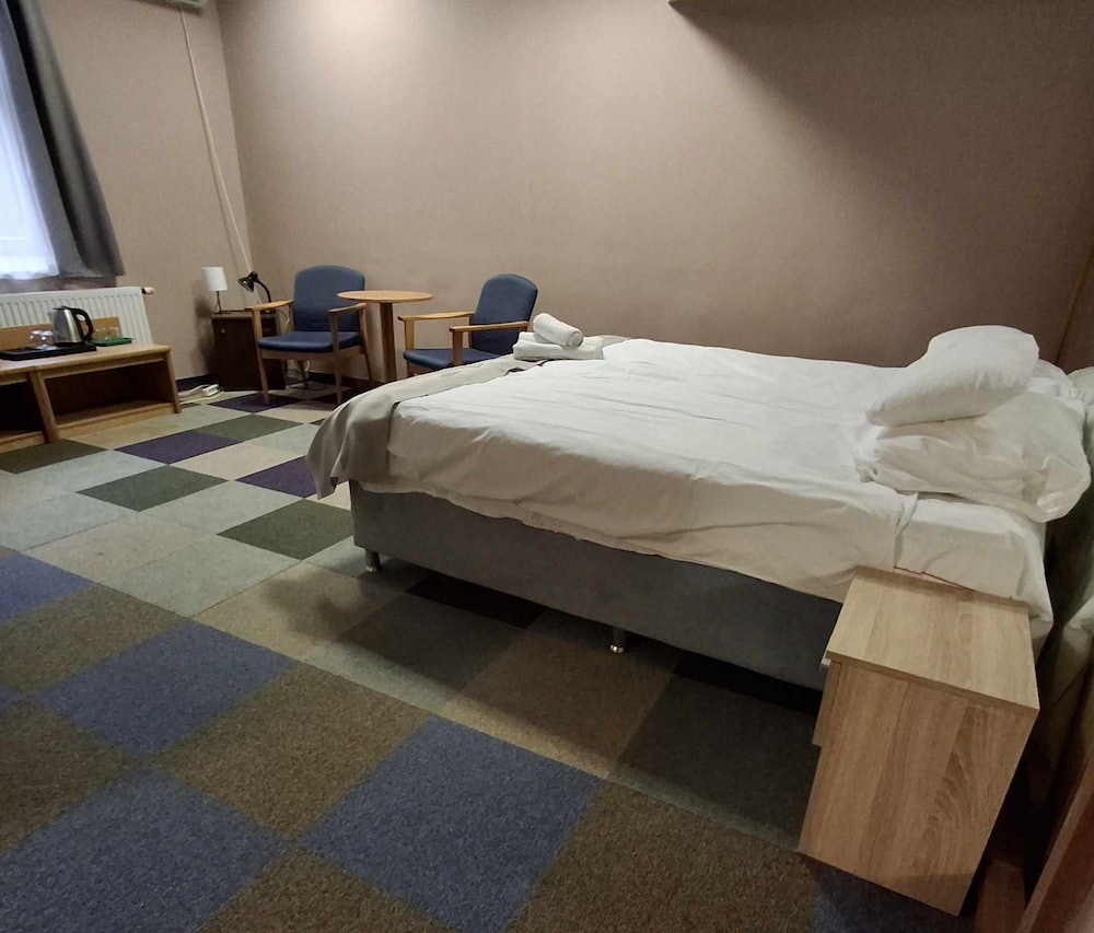 Hotel Unicornis 10/83