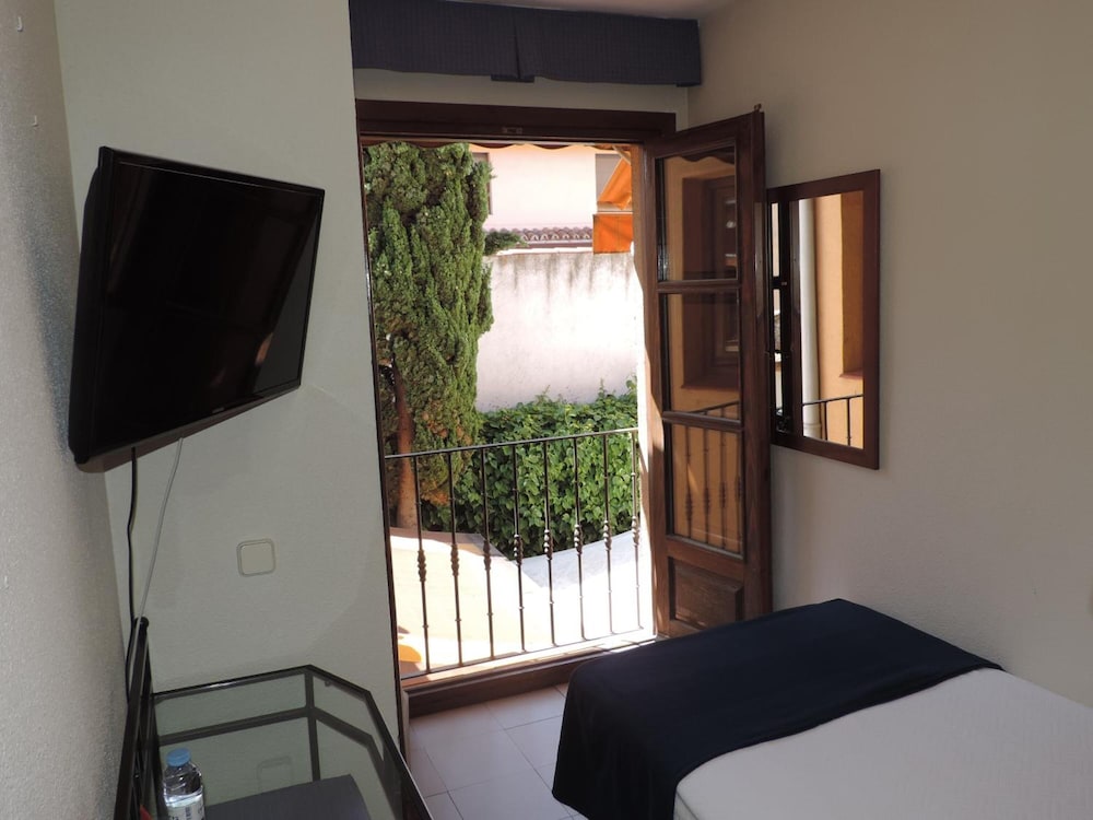 Hostal Miguel De Cervantes 19/57