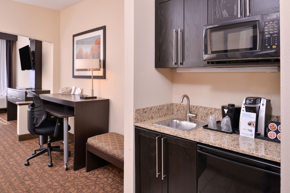 Holiday Inn Express Hotel and Suites Topeka West I-70 Wanamaker 51/62