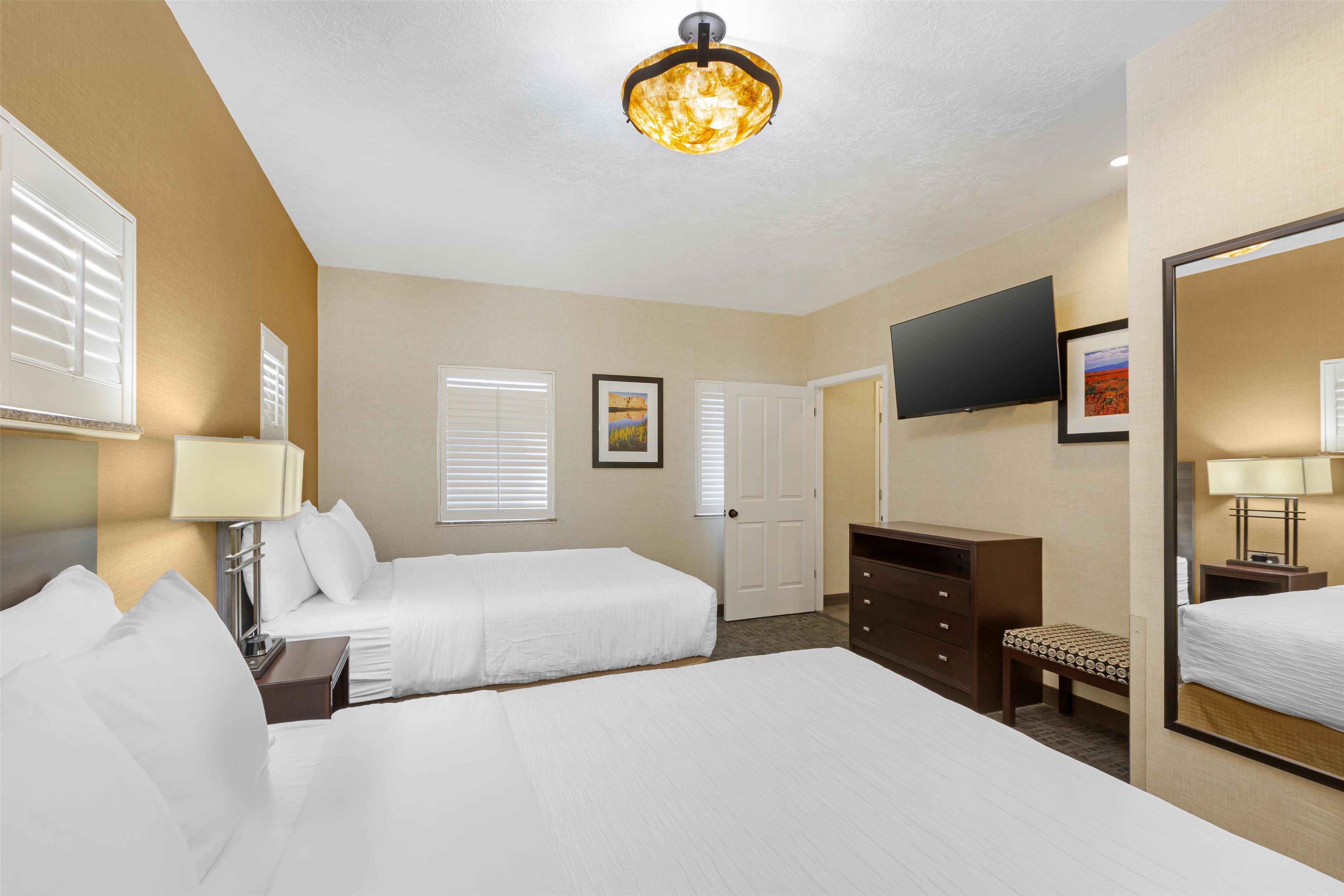 Flat, Suite, 1 King and 2 Queen Beds, Pool View, Stair Access Only, Balcony, Kitchenette