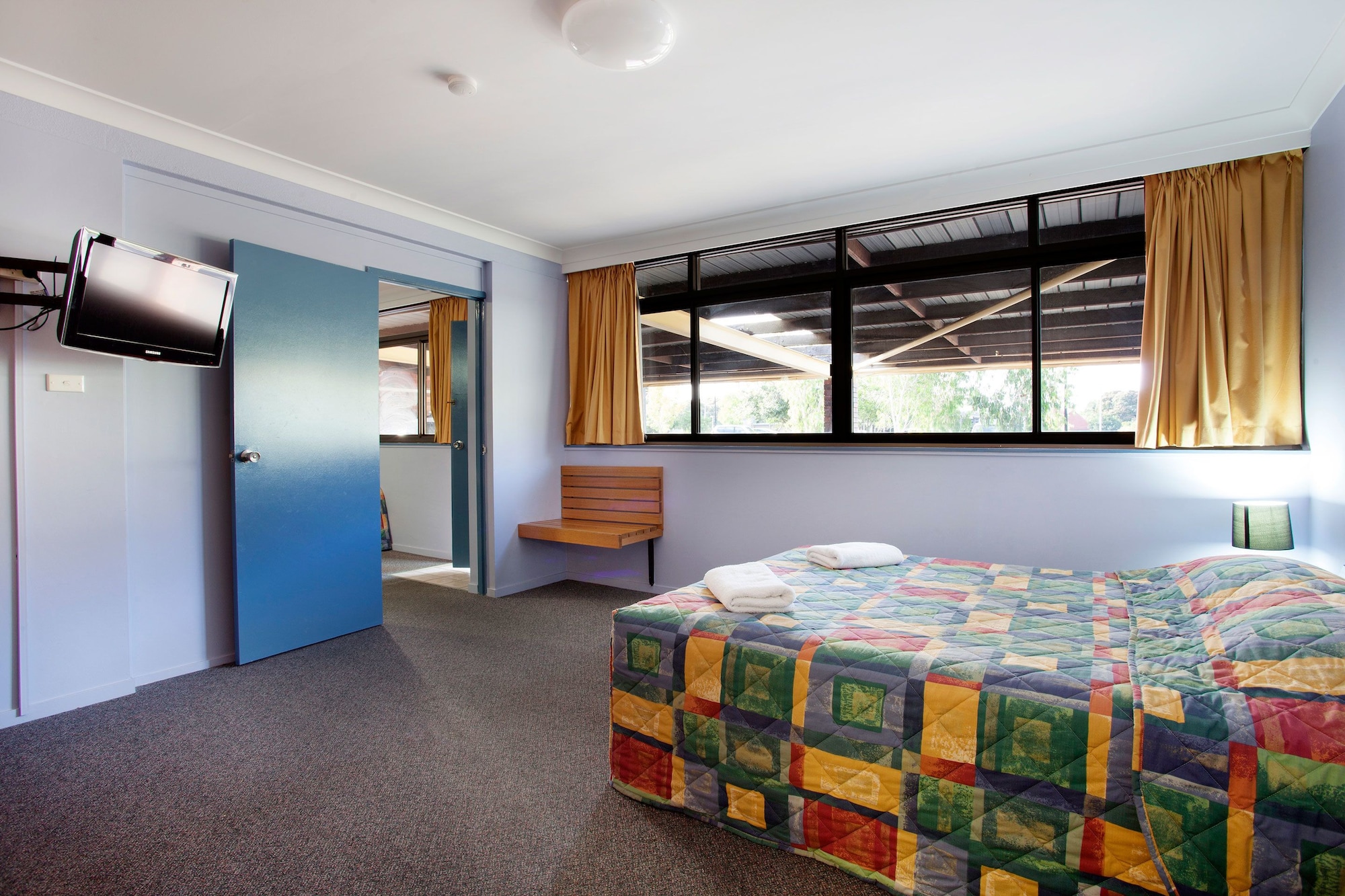 STUDIO, QUEEN BED