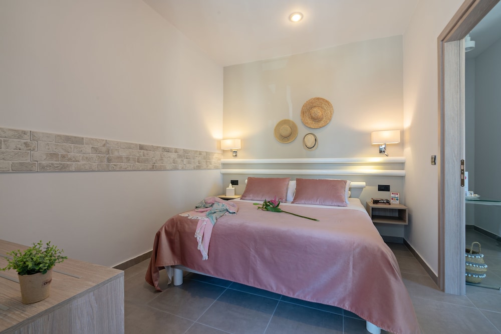 DELUXE, STUDIO, PARTIAL SEA VIEW