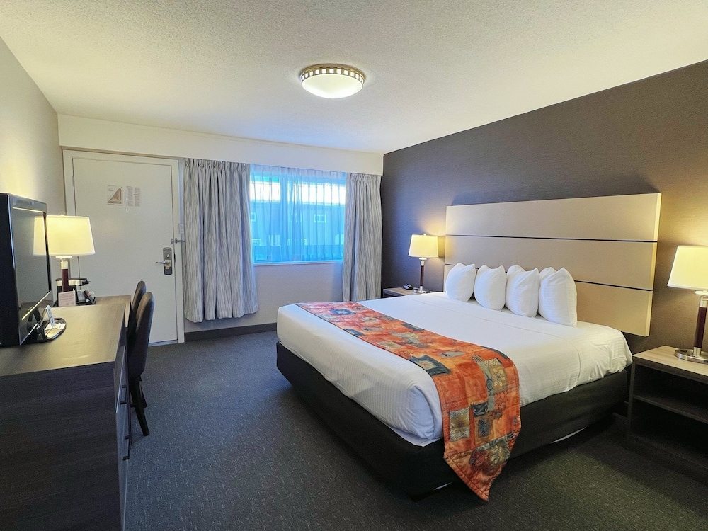 North Vancouver Hotel 24/52