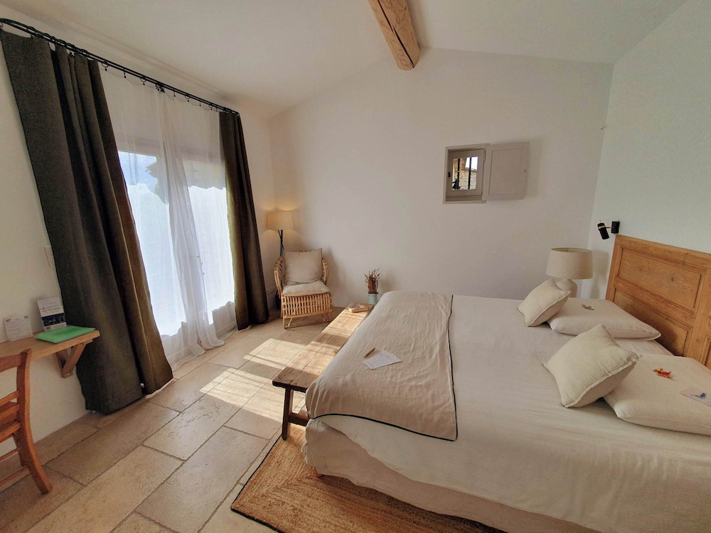 COMFORT, KING BED, POOL VIEW, BALCONY