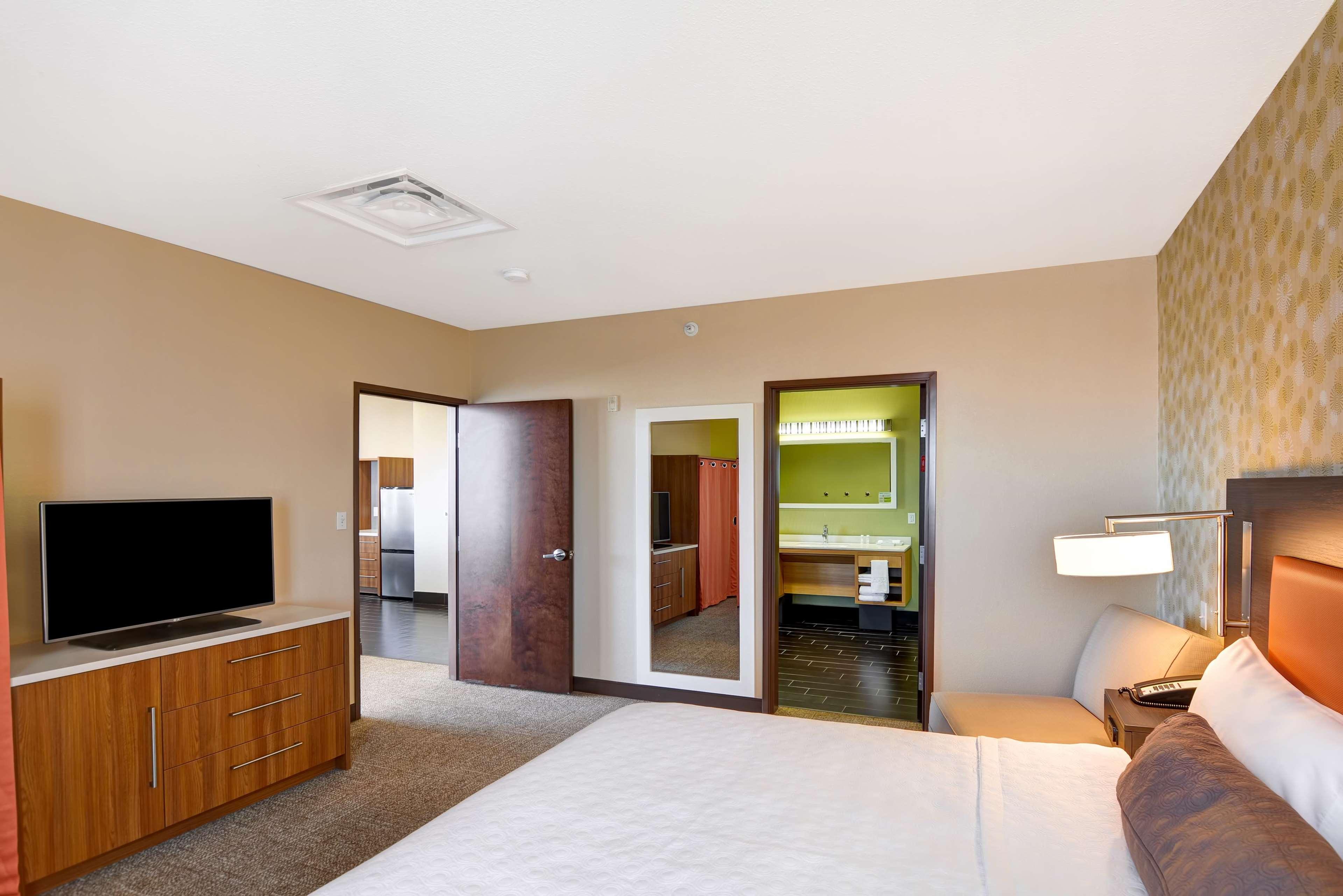 1 BEDROOM, SUITE, KING BED, LARGE
