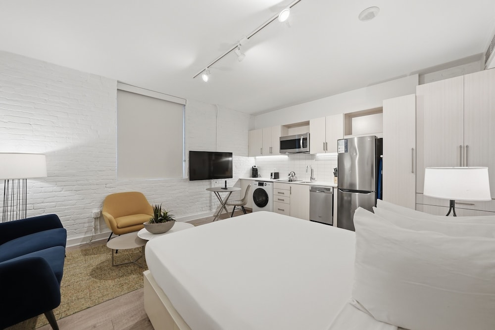 DELUXE, STUDIO, MANSION