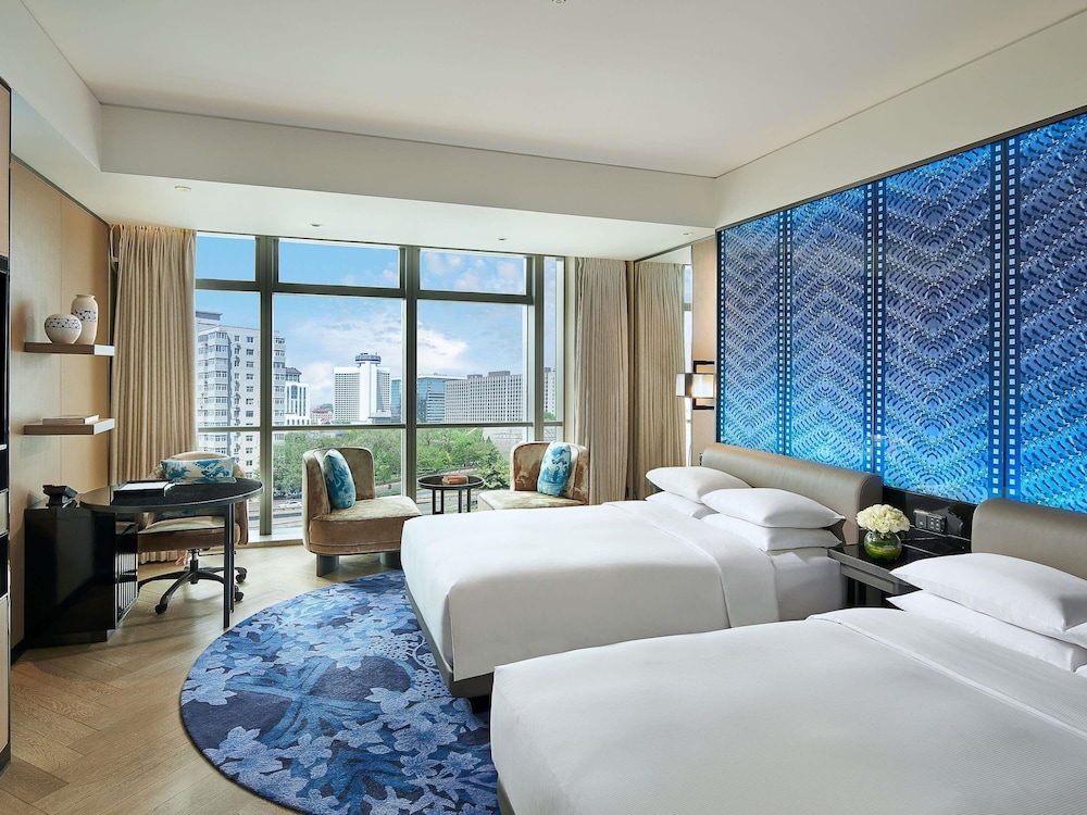 LUXURY, TWIN BEDS, CITY VIEW