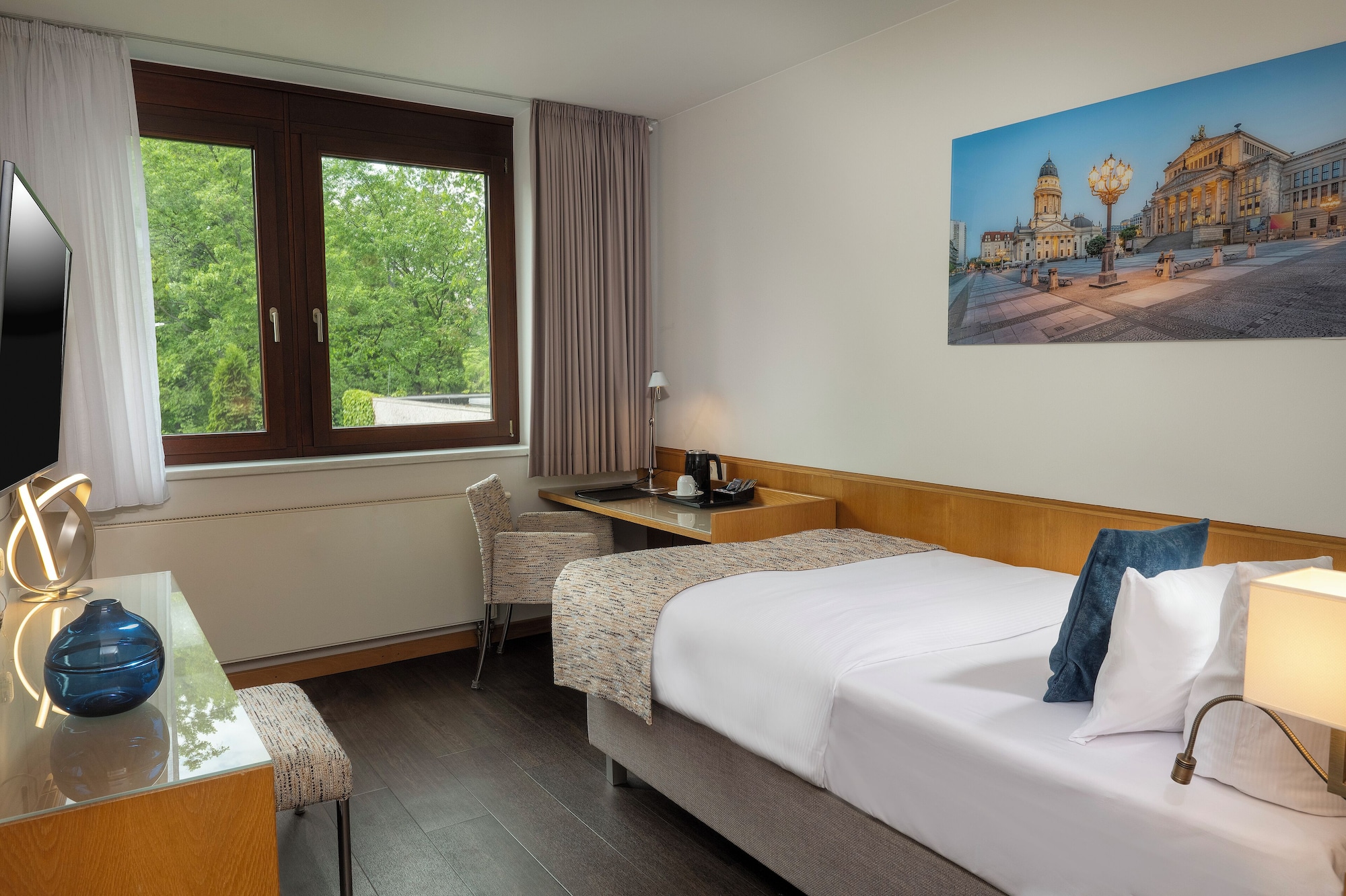 ROOM, SINGLE