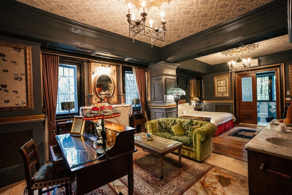 The Old England Manor 26/61
