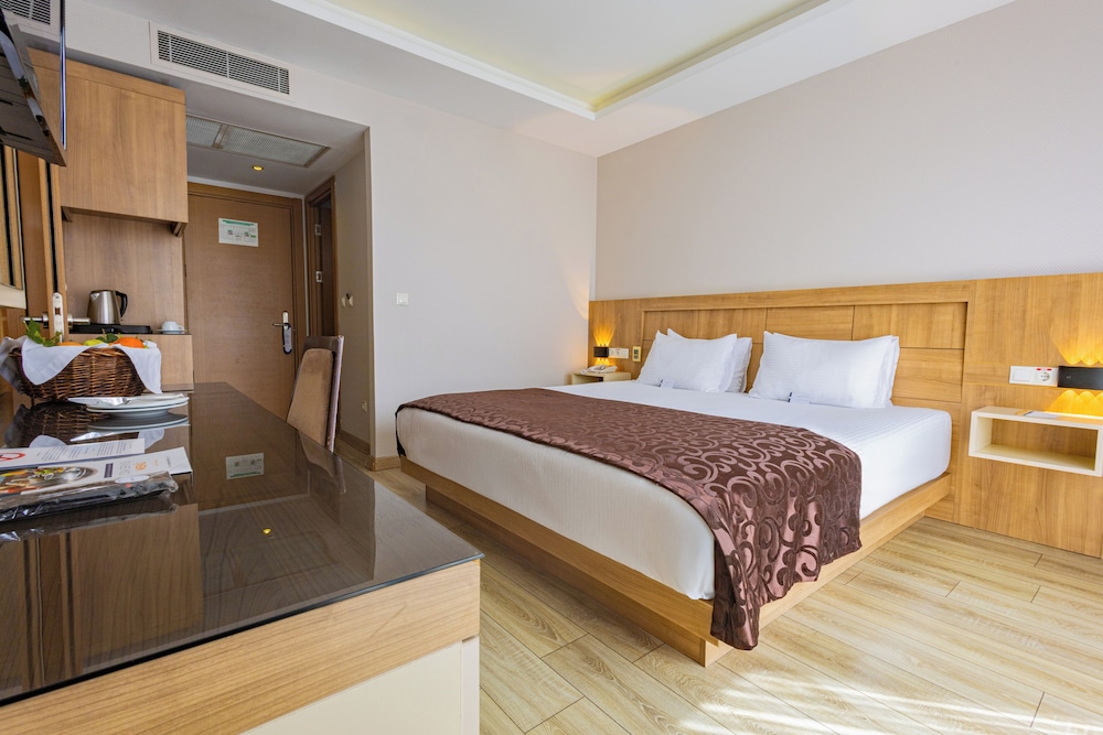 1 BEDROOM, STANDARD, DOUBLE OR TWIN BED